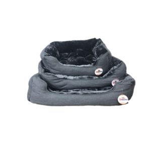 מיטה מרובעת אפורה עם פרווה